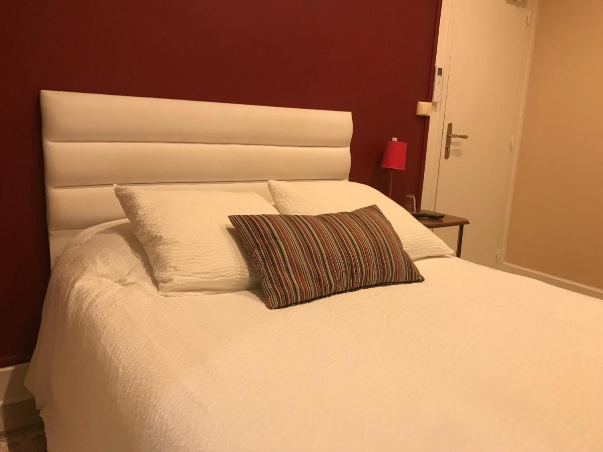 Logis Le Cheval Blanc Hotel Saint-Just  Екстериор снимка